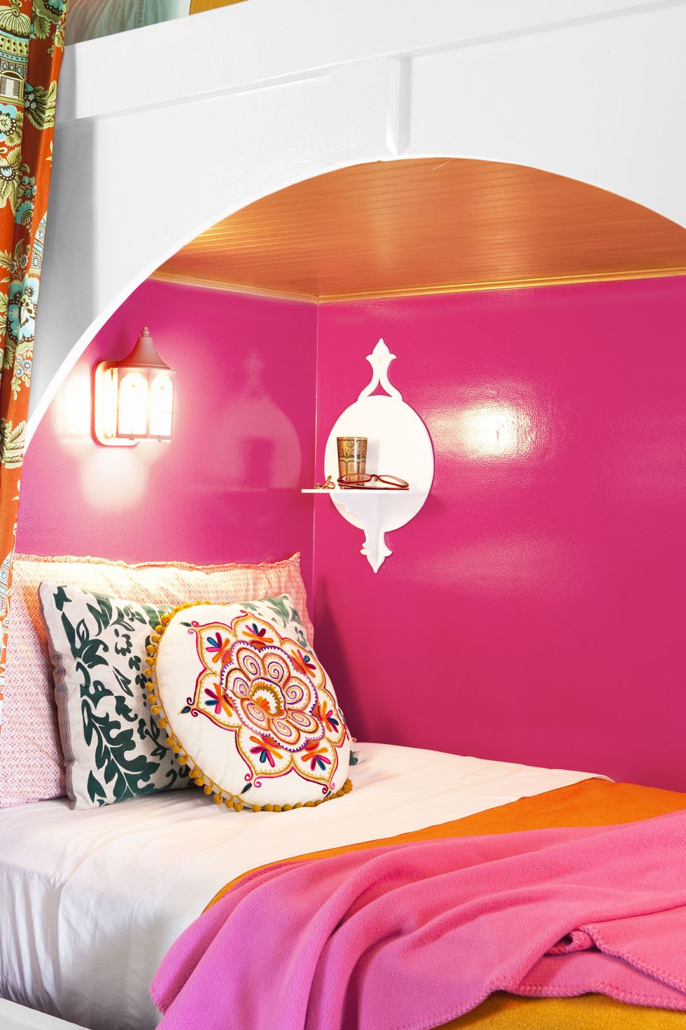 https://hips.hearstapps.com/hmg-prod/images/roger-davies-pink-bed-1576538481.jpg?crop=1xw:1xh;center,top&resize=980:*