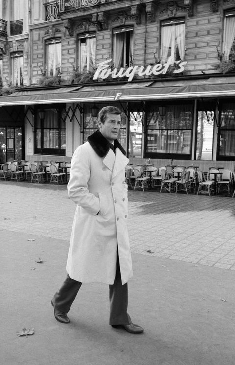 roger moore con gabardina en paris en los años 70