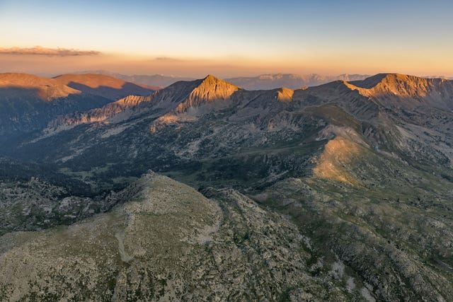 De zon gaat onder in de Vall de MadriuPerafitaClaror een Wereldnatuurerfgoedin Andorra Het ministaatje in de Pyreneen trekt reizigers die er komen skin bergwandelen rotsklimmen en deelnemen aan canyoningtochten Ook kunnen ze als vrijwilligers meedoen aan wetenschappelijke projecten