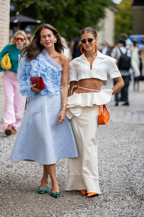 twee vrouwen poseren op straat tijdens copenhagen fashion week