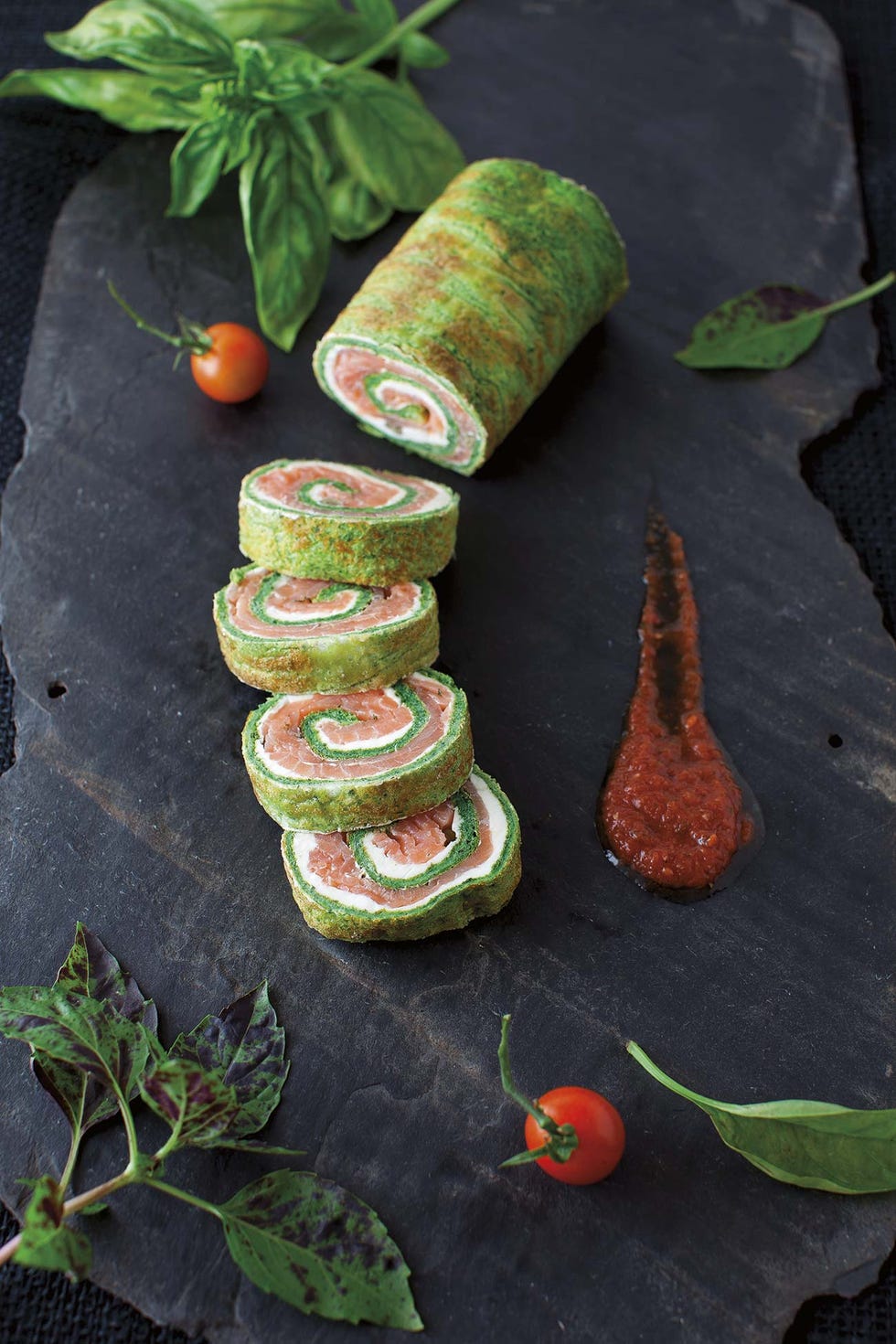 Rollitos de salmón ahumado y vegetales: un plato envuelto en obleas de arroz