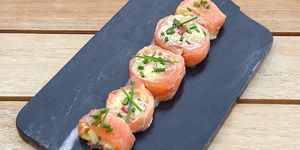 rollitos de salmón con aguacate y mayonesa sriracha de foodtropia