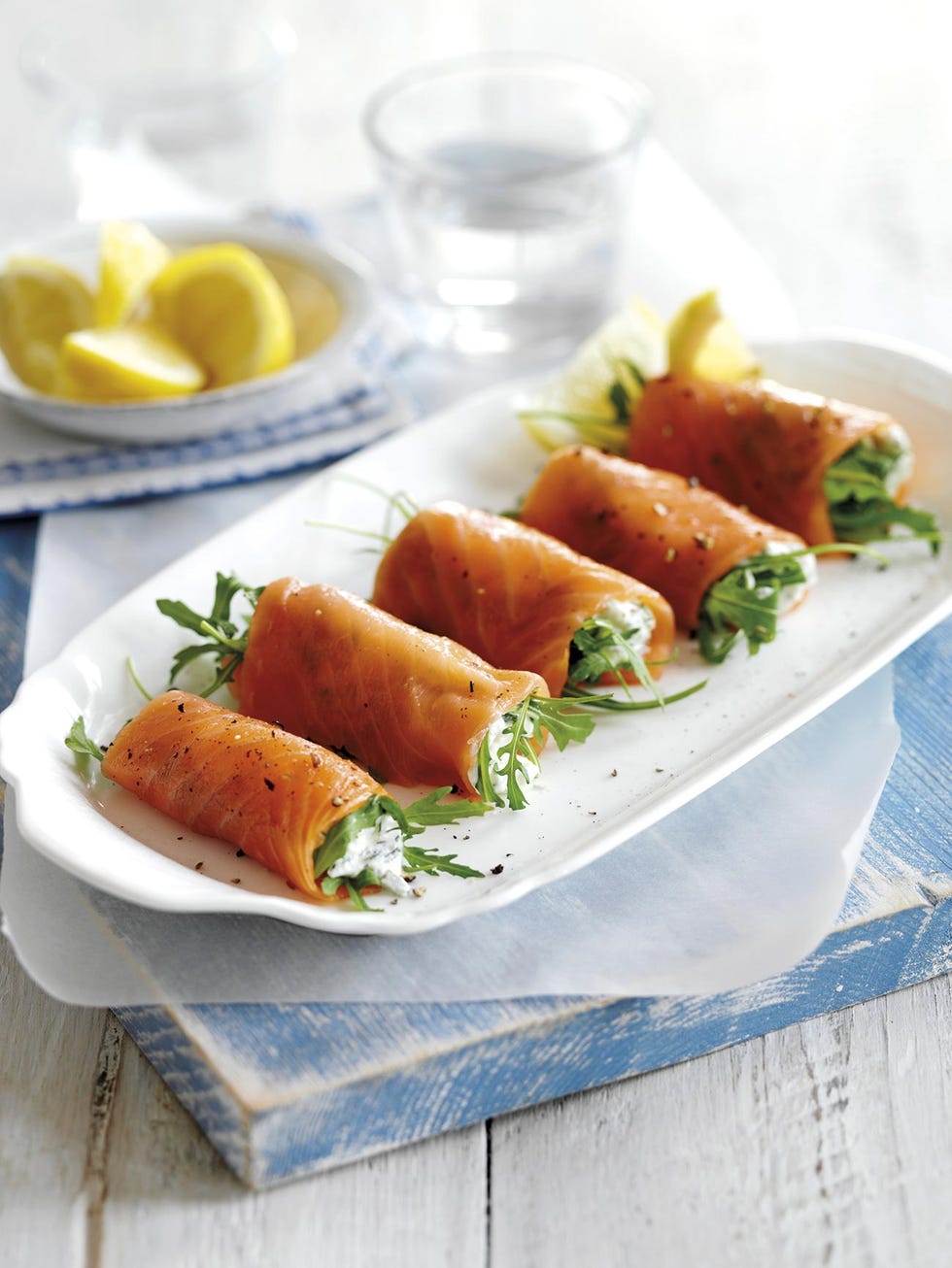 rollitos de salmón ahumado con queso crema y rúcula