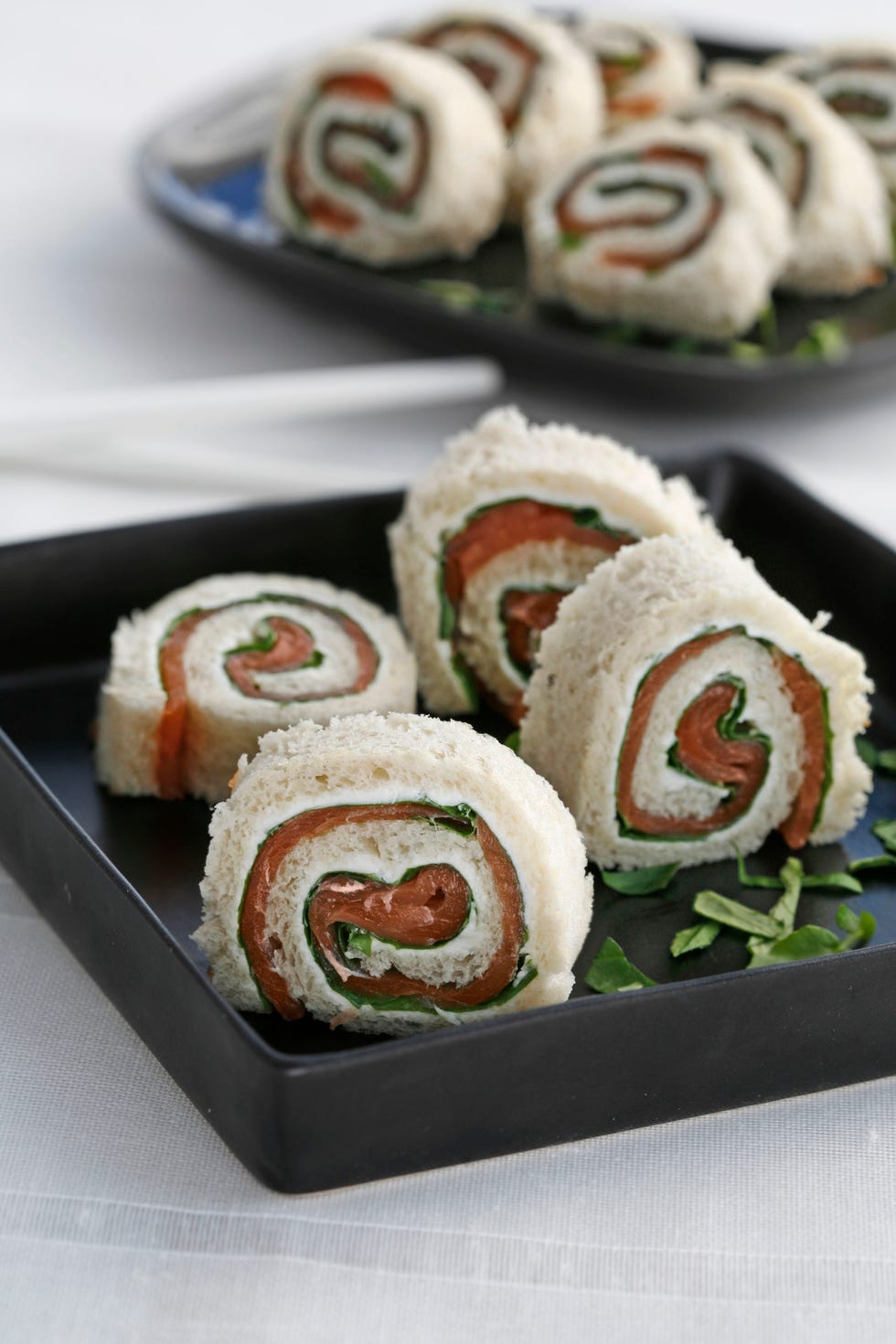 rollos de salmón, berros y queso