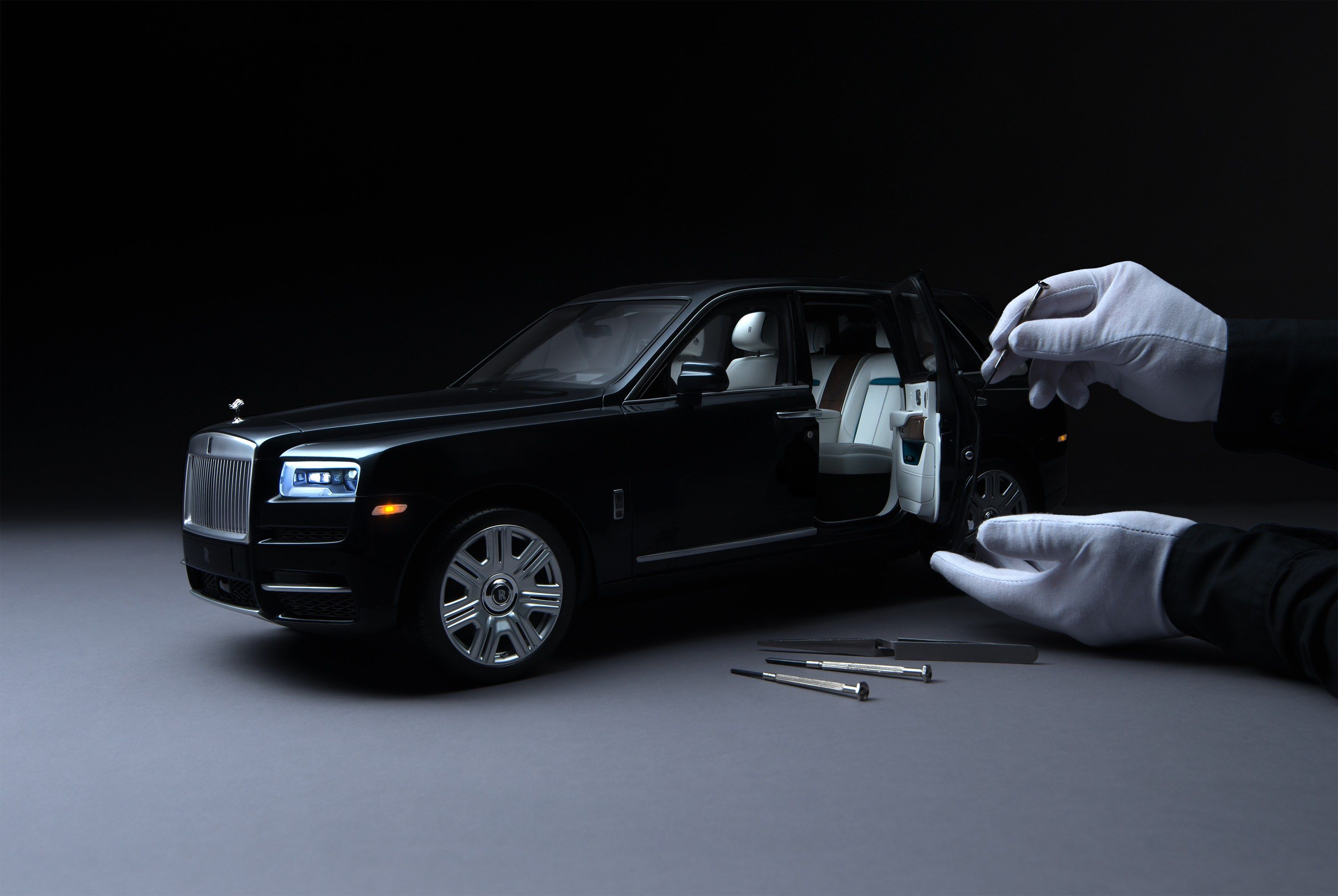 Miniature RollsRoyce Cullinan Model Car Aluminium DieCast Car Model in  164 Scale Simulation Luxury Interior Toy Car Collectors Decoration Set  Collectors Gifts for Adults and Teenagers YQINGB Amazonde Toys