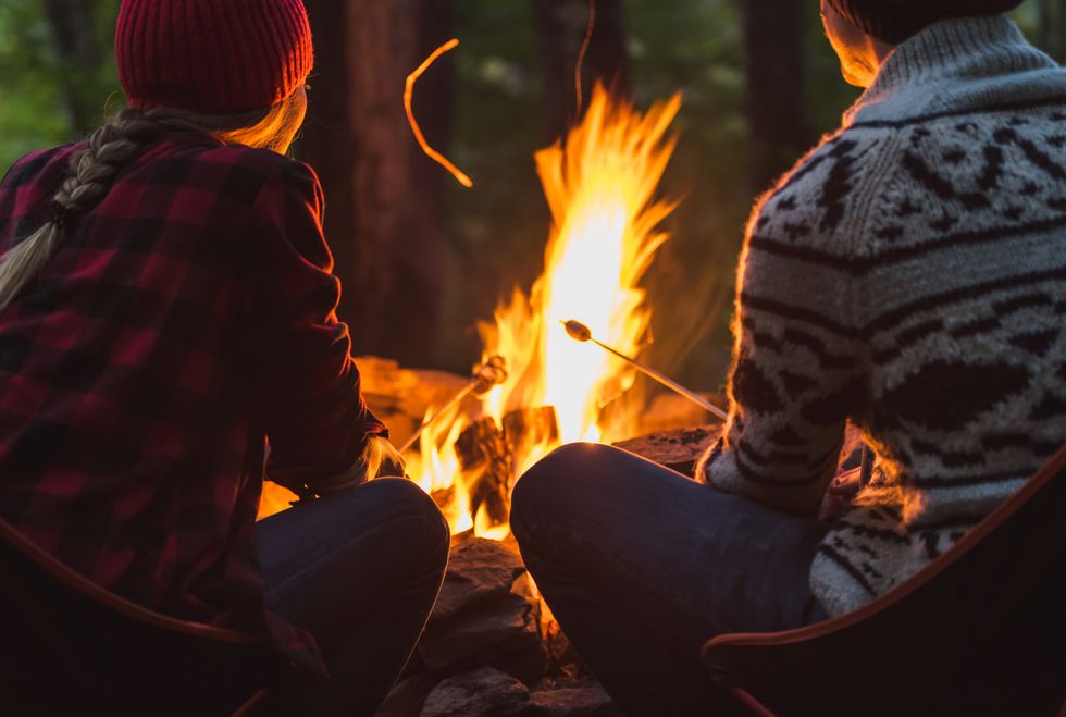 romantic date ideas campfire