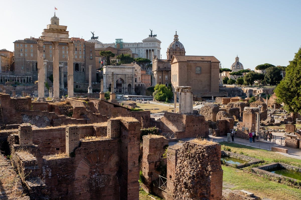 De runes van oude Romeinse tempels zijn te bewonderen op het Forum Romanum