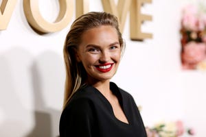 romee strijd op de rode loper bij de revolveawards