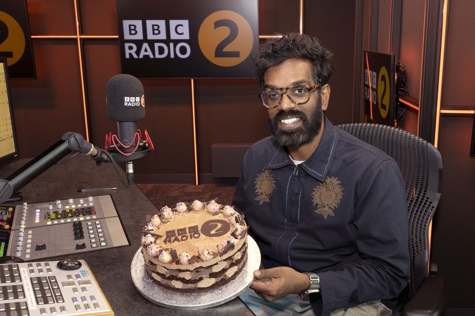 Romesh Ranganathan con un pastel de radio 2