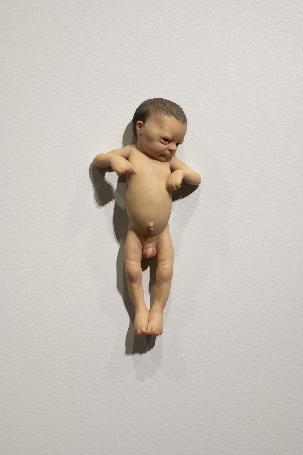 ron mueck, baby, 2000 veduta della mostra ron mueck alla fondation cartier pour l’art contemporain