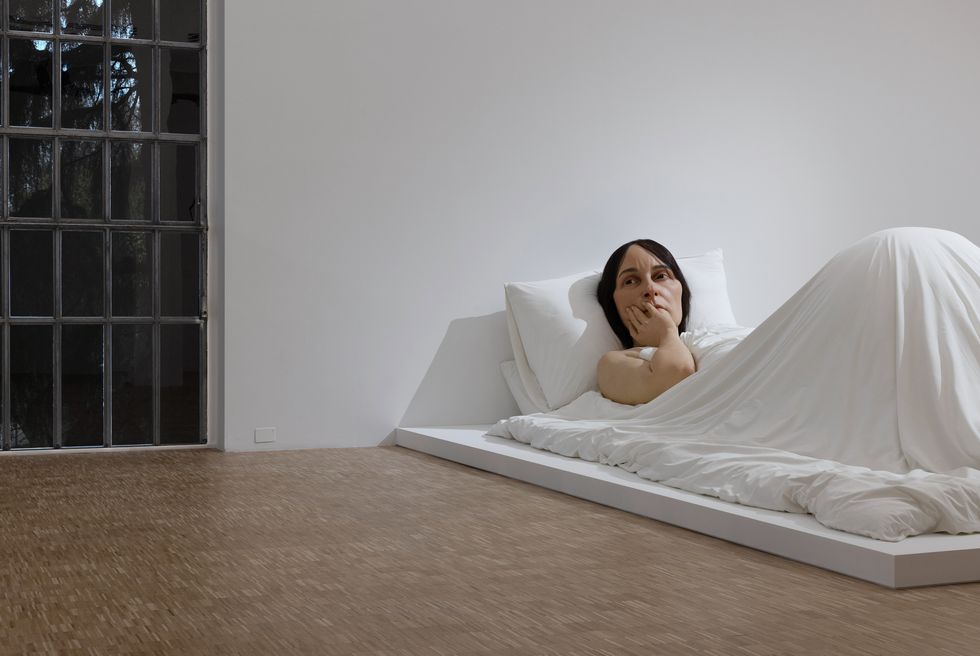 ron mueck, in bed, 2005, fotografia allestimento, triennale milano, gautier deblonde, arte contemporanea