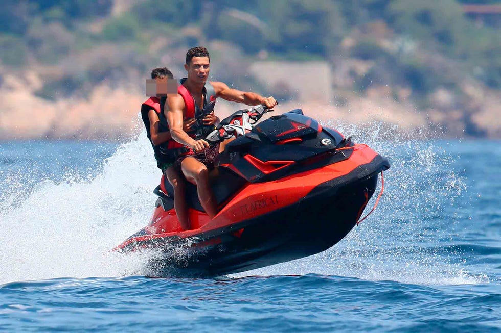 Ronaldo y su hijo mayor Cristiano Jr. en moto acuática