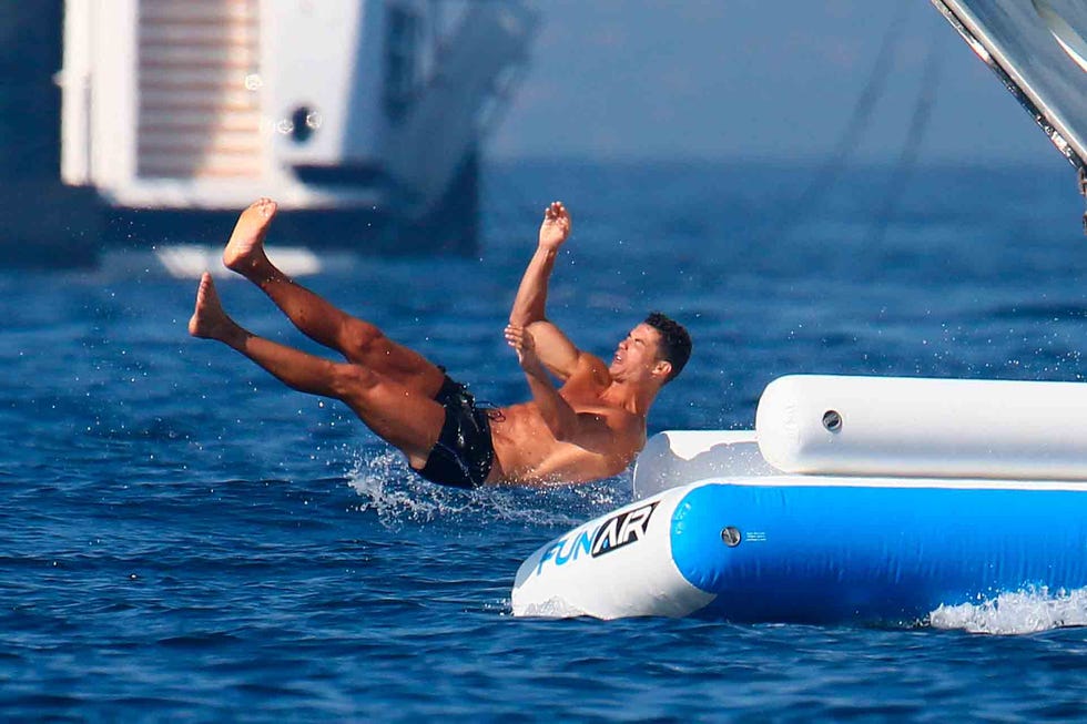 Cristiano Ronaldo tirándose al agua