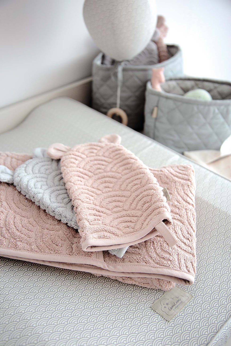 ropa en tonos gris con toques nude