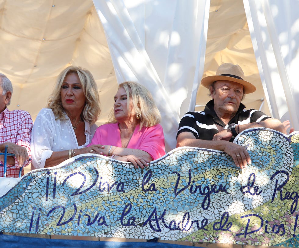 rosa benito, gloria mohedano y amador mohedano durante la procesión de la virgen de regla en septiembre de 2022 en chipiona