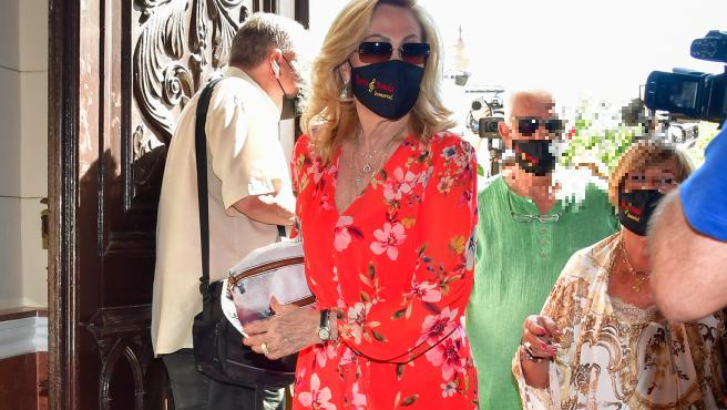 rosa benito ante las camaras con mascarilla en el homenaje rocio jurado