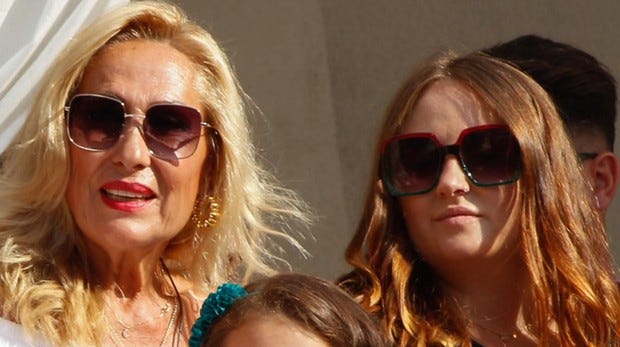 rosa benito y rocio flores en un primer plano con gafas de sol asomadas a un balcon
