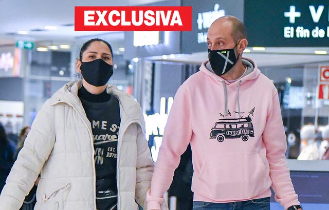 rosa lópez conoció a su novio en un concierto de marta sánchez, poco antes del confinamiento, y desde entonces son inseparables juntos les vimos de compras en un centro comercial de madrid