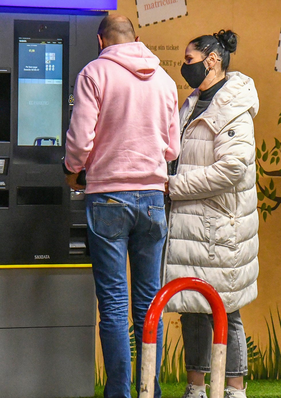 rosa lópez conoció a su novio en un concierto de marta sánchez, poco antes del confinamiento, y desde entonces son inseparables juntos les vimos de compras en un centro comercial de madrid