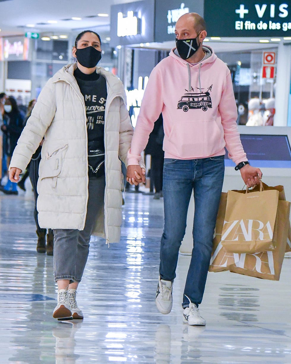 rosa lópez conoció a su novio en un concierto de marta sánchez, poco antes del confinamiento, y desde entonces son inseparables juntos les vimos de compras en un centro comercial de madrid