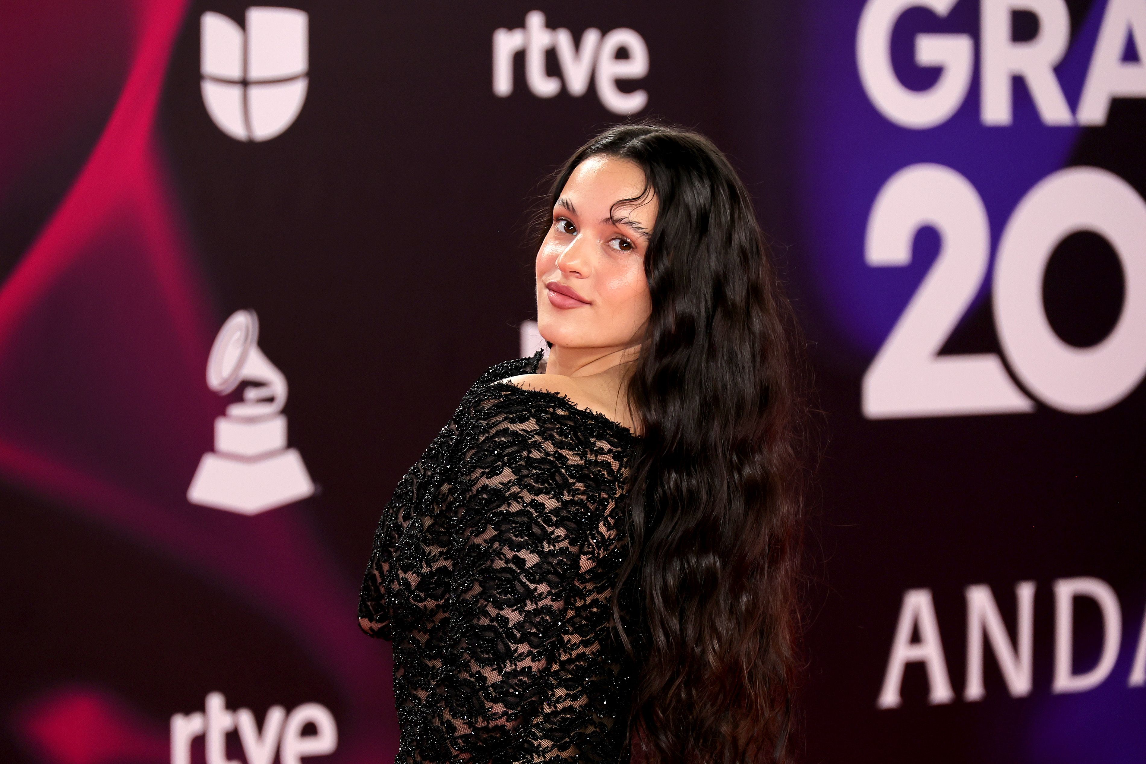 Rosalía En Los Premios Grammy Latinos 2023: Impacta Con Transparencias ...