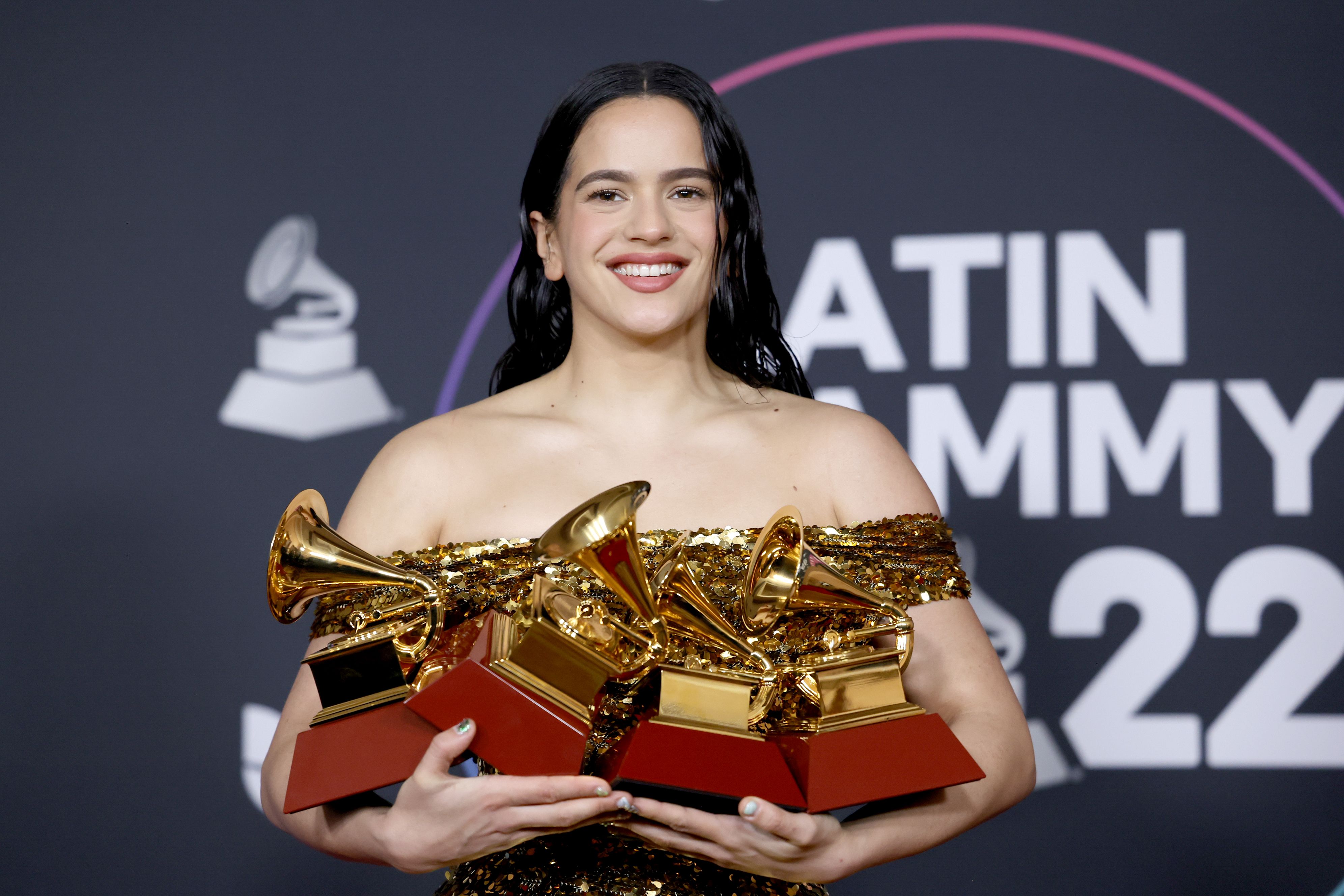 Rosalía triunfa en los Grammy Latino con cuatro impactantes looks