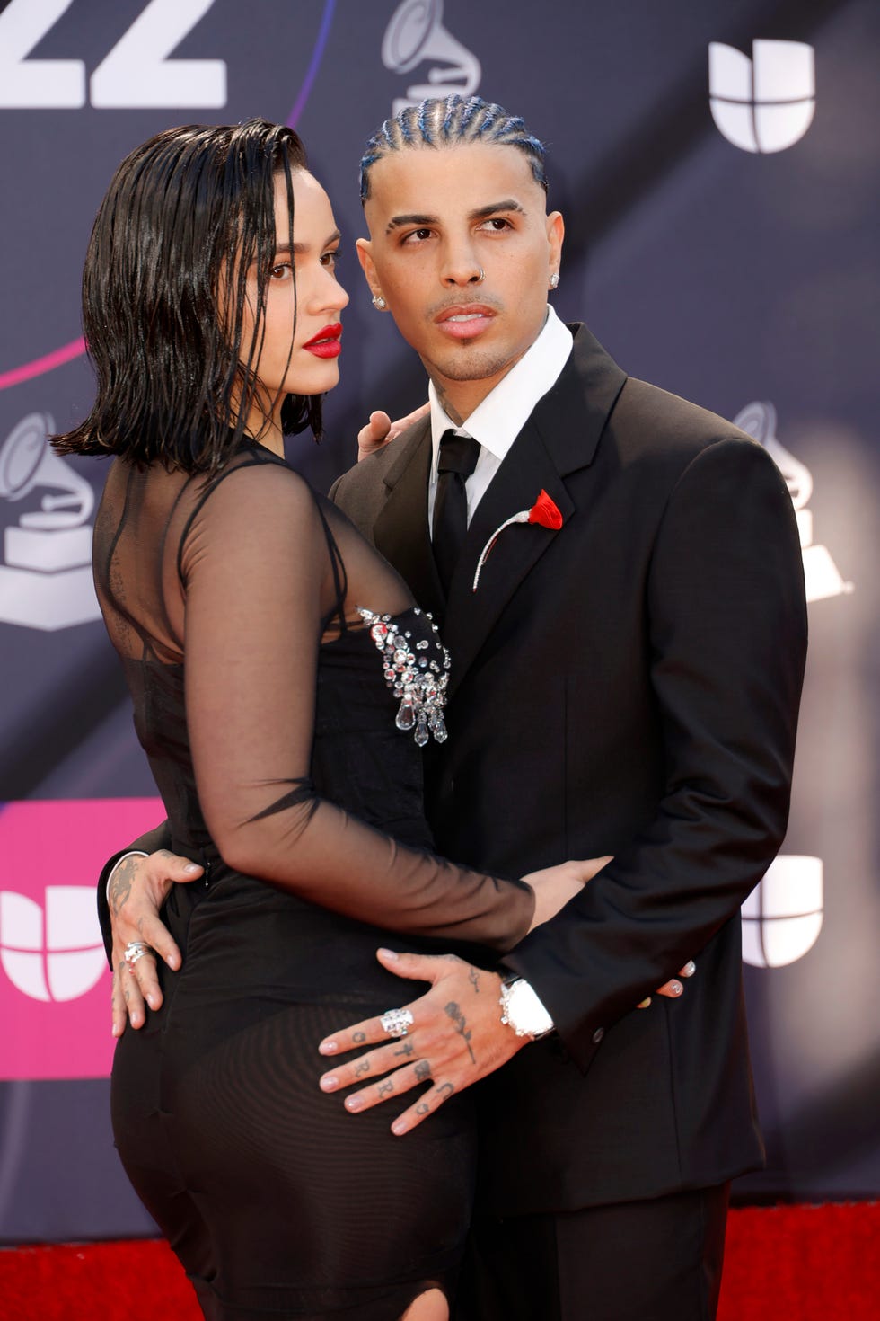 rosalia y rauw alejandro posan en el photocall de los latin grammy 2022