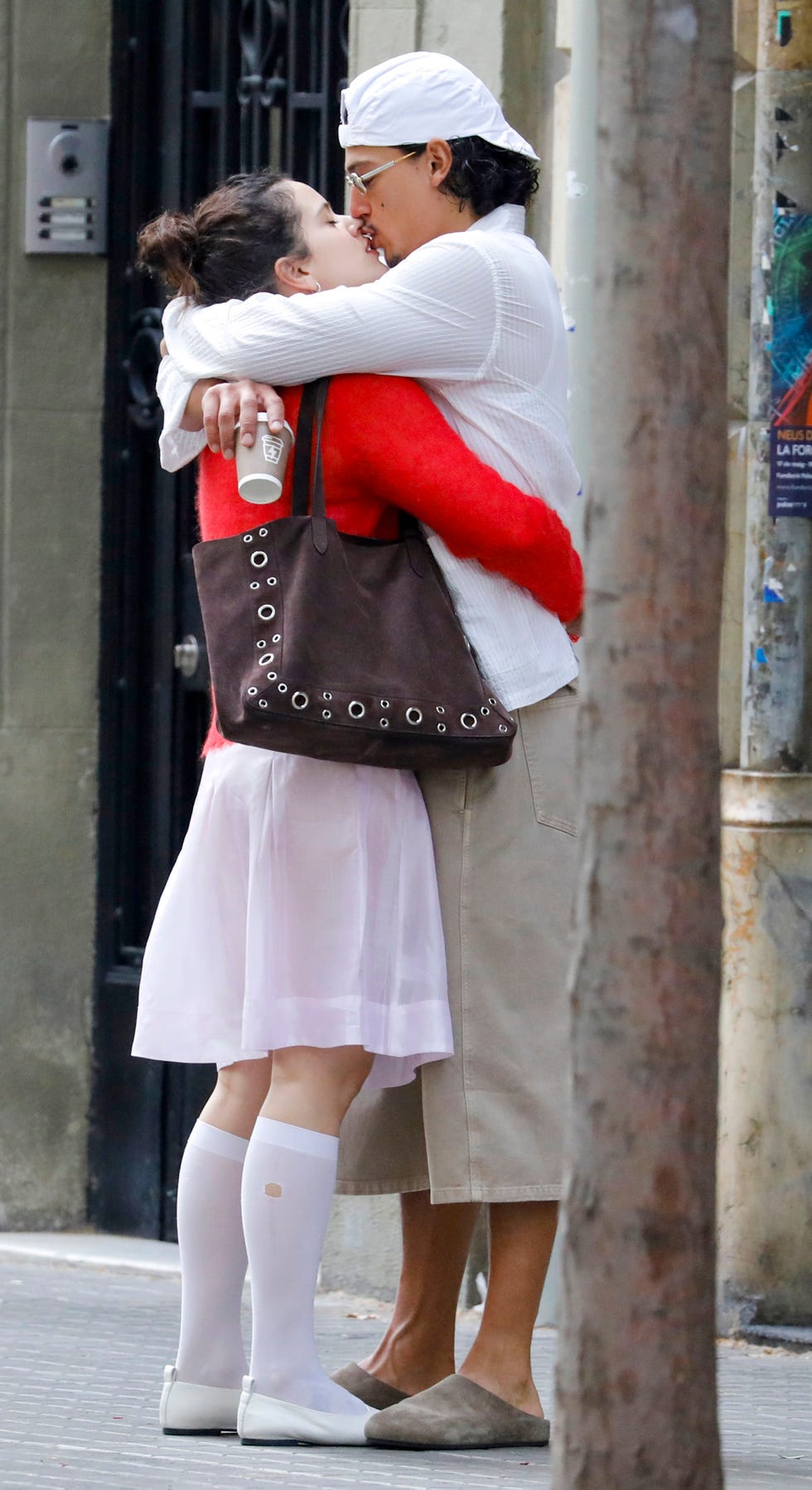 rosalia y su nuevo novio emilio sakraya se besan en barcelona