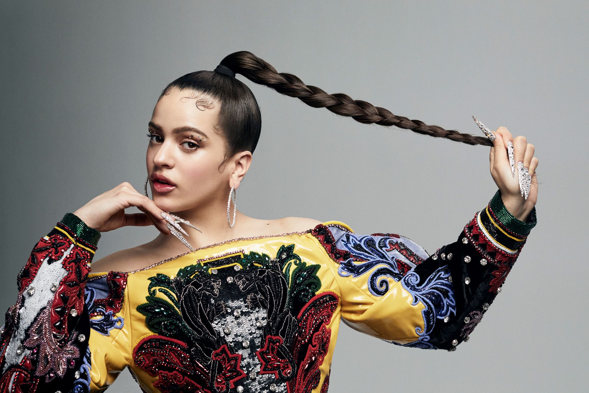 La Jornada: La cantante española Rosalía protagoniza desfile de moda  masculina de Louis Vuitton