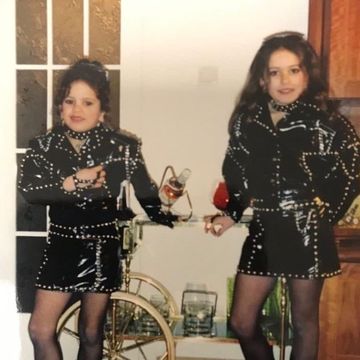 la foto de niña de rosalía vestida de rockera que demuestra que siempre ha sido una 'motomami'