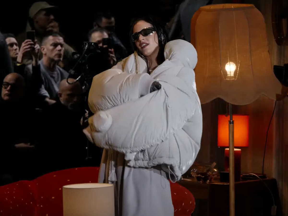 Rosalía se roba el show en el desfile de Louis Vuitton en París con  espectacular actuación