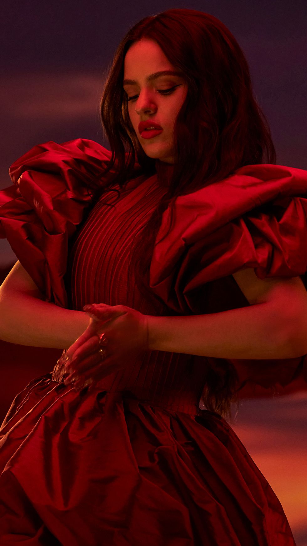 imagen de rosalía como nueva embajadora de la barra de labios viva glam de mac cosmetics