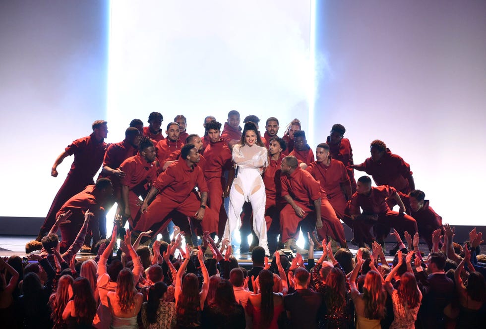 Rosalía actuando en la 62 edición de la gala de los Grammy 2020