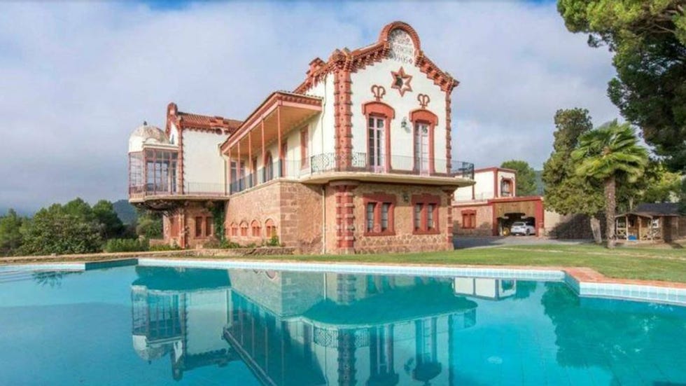 fotos del palacete del siglo xx que se han comprado rosalía y rauw alejandro en manresa