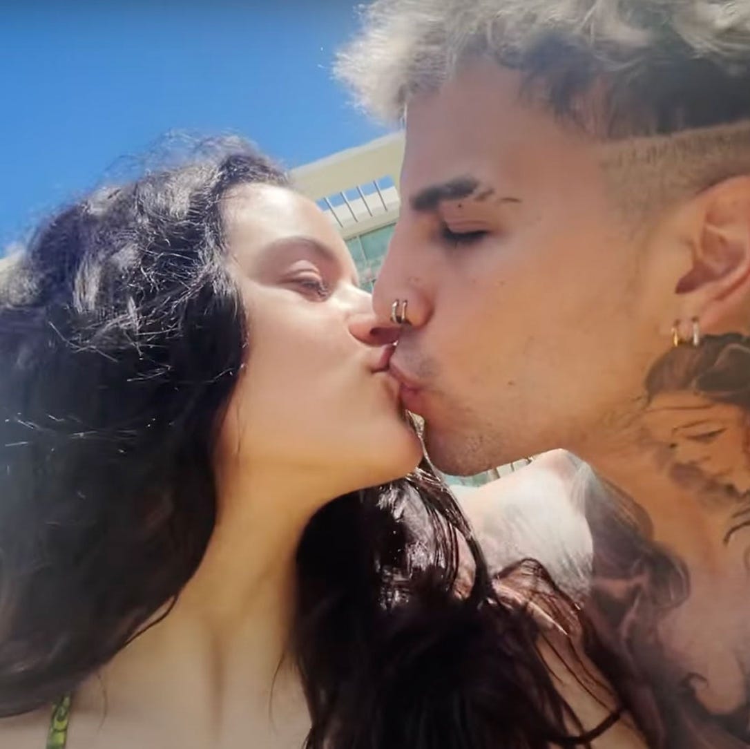 Rosalía y Rauw Alejandro anuncian que se casan con lágrimas y un gran  'pedrusco' en el videoclip 'Beso'