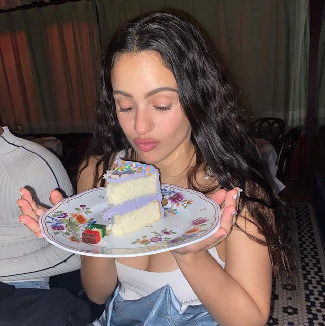 la cantante rosalía comiendo tarta