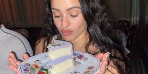 la cantante rosalía comiendo tarta
