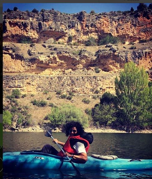 La cantante Rosana montada en un kayak