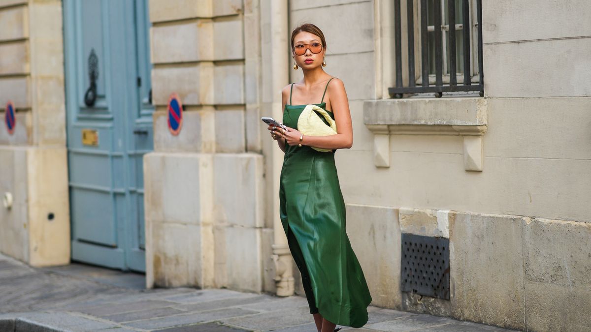 preview for Streetstyle modetrends: Midi-jurken