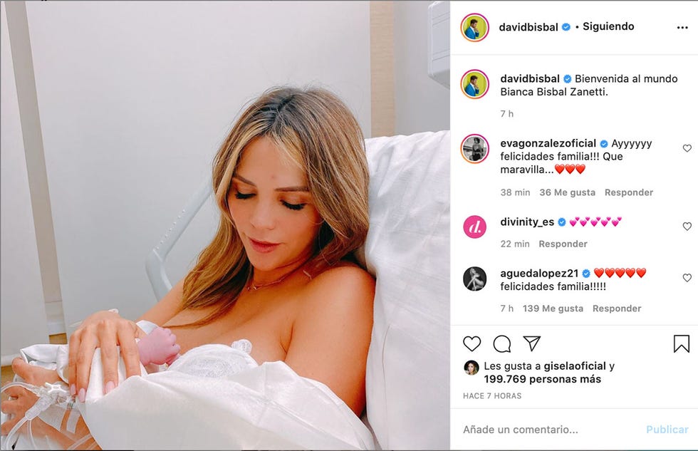 rosanna zanetti posa en brazos con su hija bianca nada más nacer