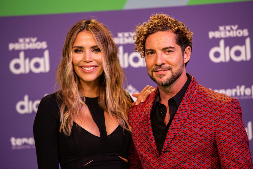 el cantante y la diseñadora presumen de amor en estos galardones musicales