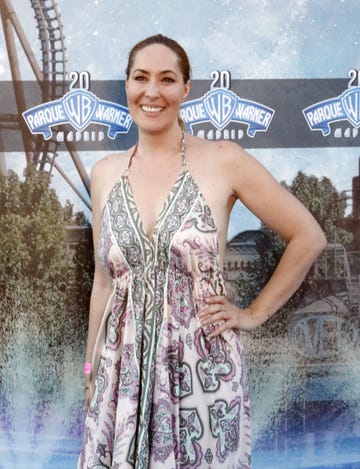 la cantante con un vestido de tirantes en el parque warner