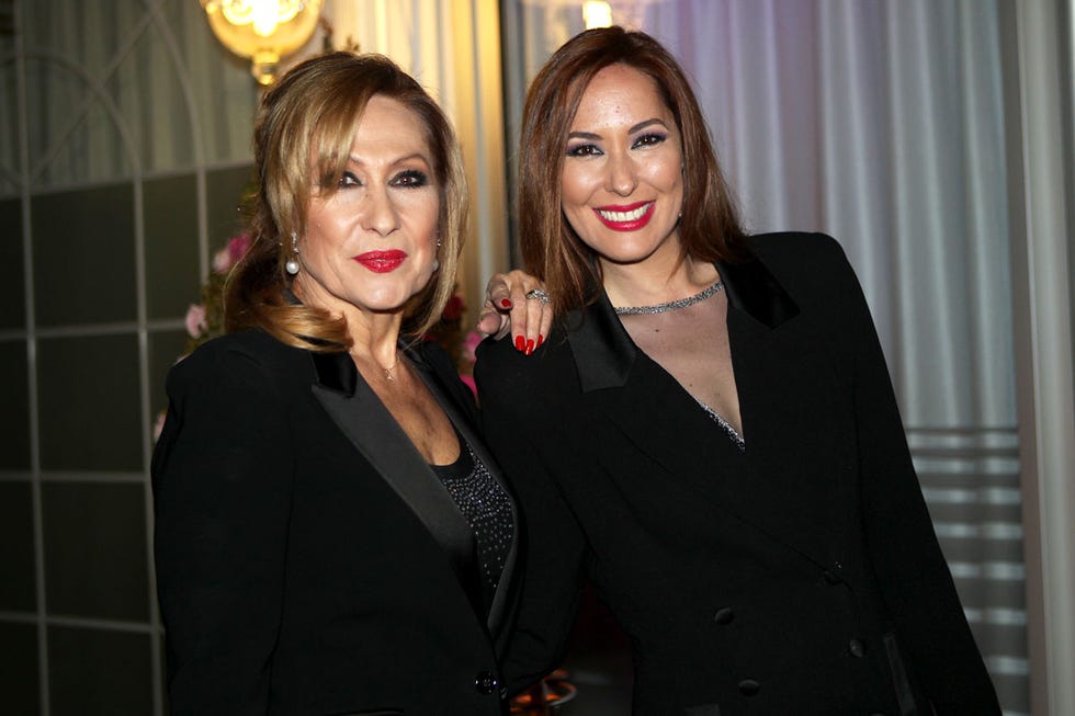 Rosa Benito y Rosario Mohedano no acuden a 'Lazos de sangre' José Ortega Cano vivió con un sabor agridulce su homenaje a la que fuera la mujer de su vida, Rocío Jurado. Y es que con motivo del programa 'Lazos de sangre' dedicado a 'la más grande', el torero fue el único miembro de la familia que quiso participar. Esto último, un hecho desolador para Orte Cano, que hubiera preferido contar con toda la familia para recordar los mejores momentos de Rocío Jurado. Los Mohedano, dispuestos a zanjar la polémica, han decidido justificar su ausencia.
  El motivo que llevó a los Mohedano a no participar en el show dedicado a su miembro más destacado fue su costumbre de permanecer alejados de las cámaras, tal y como explicó el marido de Goria Mohedano en 'Jaleos'. Rosa Benito y su hija, Chayo Mohedano, usaron el trabajo como excusa, ya que sus compromisos laborales eran incompatibles con la grabación del programa. El otro miembro de los Mohedano que permaneció al margen de todo fue Amador Mohedano, del que se desconoce el motivo por el que esta vez no quiso ponerse en frente de los focos. Aunque si hubo una ausencia destacada fue la de Rocío Carrasco, la hija de la tonadillera. 
  Así, solo y sin el apoyo de su familia, José Ortega Cano encaró el programa con la intención de recordar y homenajear a la mujer que un día conquistó su corazón.
  Con la emoción en los ojos, el torero recordó cómo surgió el flechazo al verla por primera vez en persona. "La vi comprando por Madrid, pero no me atreví a pedirle un autógrafo", afirmó. Su primer encuentro fue de lo más singular: “El Doctor Marascal me estaba cuidando de un percance en la pierna y me dijo que vendría Rocío Jurado. Cuando nos vimos nos quedamos impresionados. A ella la pincharon en el brazo y no sintió el pinchazo”, aseguró.
  Poco después de su encuentro, Rocío Y José se casaban en una boda "magnífica" y de gran coste pero "con regalos magníficos". Enamorado, el torero aseguró que "si no nos casamos fue porque yo era muy joven".
  https://twitter.com/ArchivoRTV...
  El momento más duro llegó a la hora de hablar de la muerte de Rocío, el 1 de junio de 2006. "Fue tremendo seguir sin ella", declaró.
  Emocionado, el torero quiso hablar de la enfermedad de cáncer de pancreas que afectó durante dos años a Jurado. “Nunca dijo que se iba a ir, lo pensaría, pero no lo dijo”, declaró con el semblante serio.Sin embargo, a pesar de todo, José aseguró que la lucha con la enfermedad les unió más como matrimonio, gracias a la fuerza de la cantante, que nunca perdió la esperanza: “Ahí demostró la categoría que tenía como persona... Hay que ser muy valiente para decir lo que dijo y afrontarlo cómo lo afrontó”, afirmó.
  Con una sonrisa, José Ortega Cano reconoció que todavía la siente muy presente: "Yo muchas veces hablo con ella y le digo que cuando estoy mal me eche una manita. Y lo noto, noto que de golpe me cambian las cosas". Otro dato que sorprendió a todos fue conocer que la tonadillera le dedicó una canción ('Va por usted'), cumpliendo así un sueño del diestro. 
  Lo que más recuerda José de Rocío es su bondad y amor. "Era un pavo real, movía sus alas y acogía a todo el mundo", explicó haciendo referencia a su decisión de ampliar la familia al adoptar a Gloria Camila y José Fernando, los grandes apoyos de José Ortega Cano desde la muerte de 'la más grande'. José Ortega Cano vivió con un sabor agridulce su homenaje a la que fuera la mujer de su vida, Rocío Jurado. Y es que con motivo del programa 'Lazos de sangre' dedicado a 'la más grande', el torero fue el único miembro de la familia que quiso participar. Esto último, un hecho desolador para Orte Cano, que hubiera preferido contar con toda la familia para recordar los mejores momentos de Rocío Jurado. Los Mohedano, dispuestos a zanjar la polémica, han decidido justificar su ausencia.
  El motivo que llevó a los Mohedano a no participar en el show dedicado a su miembro más destacado fue su costumbre de permanecer alejados de las cámaras, tal y como explicó el marido de Goria Mohedano en 'Jaleos'. Rosa Benito y su hija, Chayo Mohedano, usaron el trabajo como excusa, ya que sus compromisos laborales eran incompatibles con la grabación del programa. El otro miembro de los Mohedano que permaneció al margen de todo fue Amador Mohedano, del que se desconoce el motivo por el que esta vez no quiso ponerse en frente de los focos. Aunque si hubo una ausencia destacada fue la de Rocío Carrasco, la hija de la tonadillera. 
  Así, solo y sin el apoyo de su familia, José Ortega Cano encaró el programa con la intención de recordar y homenajear a la mujer que un día conquistó su corazón.
  Con la emoción en los ojos, el torero recordó cómo surgió el flechazo al verla por primera vez en persona. "La vi comprando por Madrid, pero no me atreví a pedirle un autógrafo", afirmó. Su primer encuentro fue de lo más singular: “El Doctor Marascal me estaba cuidando de un percance en la pierna y me dijo que vendría Rocío Jurado. Cuando nos vimos nos quedamos impresionados. A ella la pincharon en el brazo y no sintió el pinchazo”, aseguró.
  Poco después de su encuentro, Rocío Y José se casaban en una boda "magnífica" y de gran coste pero "con regalos magníficos". Enamorado, el torero aseguró que "si no nos casamos fue porque yo era muy joven".
  https://twitter.com/ArchivoRTV...
  El momento más duro llegó a la hora de hablar de la muerte de Rocío, el 1 de junio de 2006. "Fue tremendo seguir sin ella", declaró.
  Emocionado, el torero quiso hablar de la enfermedad de cáncer de pancreas que afectó durante dos años a Jurado. “Nunca dijo que se iba a ir, lo pensaría, pero no lo dijo”, declaró con el semblante serio.Sin embargo, a pesar de todo, José aseguró que la lucha con la enfermedad les unió más como matrimonio, gracias a la fuerza de la cantante, que nunca perdió la esperanza: “Ahí demostró la categoría que tenía como persona... Hay que ser muy valiente para decir lo que dijo y afrontarlo cómo lo afrontó”, afirmó.
  Con una sonrisa, José Ortega Cano reconoció que todavía la siente muy presente: "Yo muchas veces hablo con ella y le digo que cuando estoy mal me eche una manita. Y lo noto, noto que de golpe me cambian las cosas". Otro dato que sorprendió a todos fue conocer que la tonadillera le dedicó una canción ('Va por usted'), cumpliendo así un sueño del diestro. 
  Lo que más recuerda José de Rocío es su bondad y amor. "Era un pavo real, movía sus alas y acogía a todo el mundo", explicó haciendo referencia a su decisión de ampliar la familia al adoptar a Gloria Camila y José Fernando, los grandes apoyos de José Ortega Cano desde la muerte de 'la más grande'.