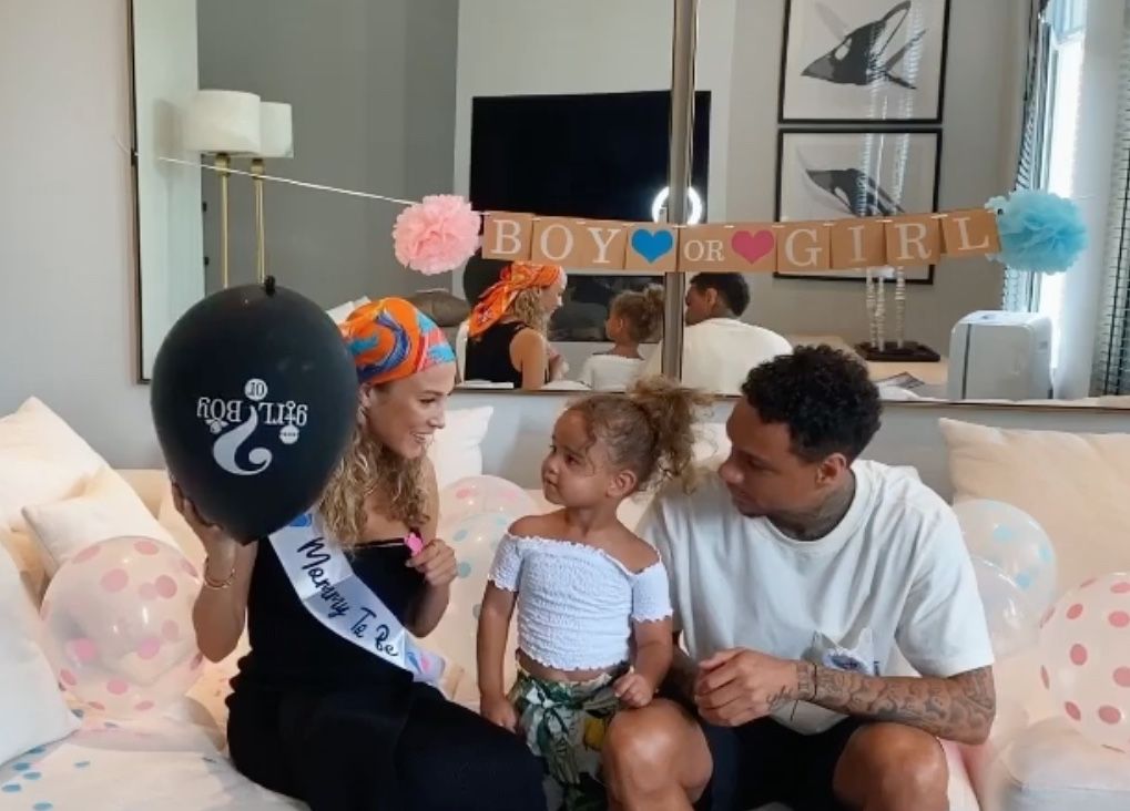 Zwangere Rose Bertram heeft de eerste weeën