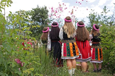 In de buurt van Boezovgrad poseren vrouwen in traditionele Bulgaarse klederdracht voor de foto
