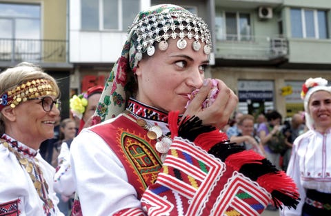 Een volksdansgroep uit Sofia met de naam Bis neemt een pauze na een optreden
