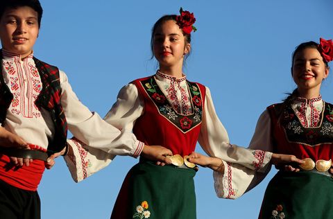 Tijdens het Rozenfestival in Kazanlak treden leden van de plaatselijke volksdansgroep Zhar op