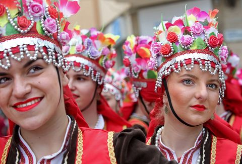 Leden van de volksdansgroep Kocani  uit Kocani in Macedoni  bereiden zich voor op hun optreden tijdens het Internationale Folklorefestival dat onderdeel uitmaakt van het Rozenfestival van Kazanlak in Bulgarije