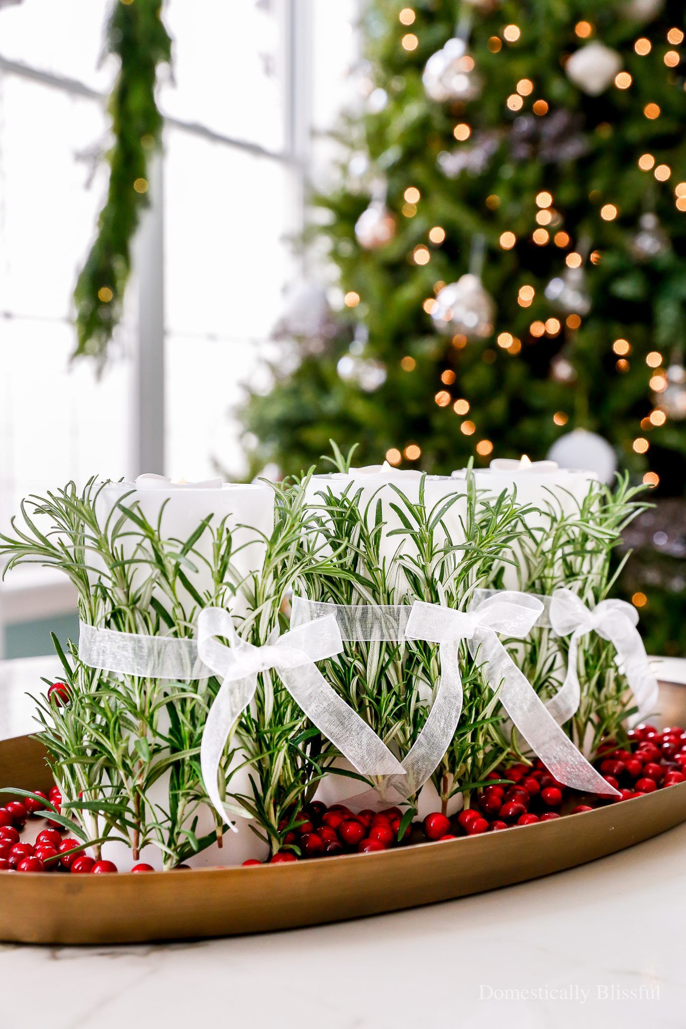60 Simple Christmas Table Decorations and Holiday Centerpieces