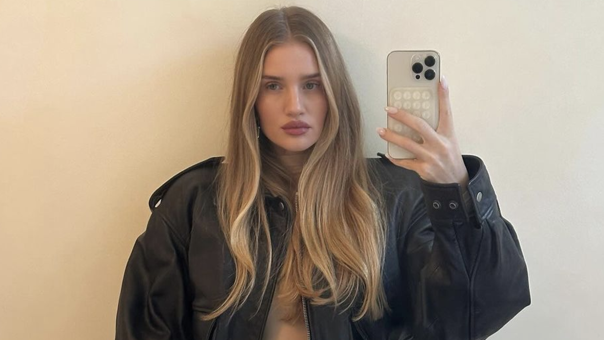 Rosie Huntington Whiteley Looks Like A Goddess In Nude Pic 0939